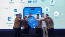 Sejumlah pejabat meresmikan peluncuran aplikasi SAPA UMKM sebagai platform digital untuk pelaku usaha.(fhoto :ukmindonesia.id) 