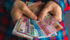 Ilustrasi transaksi Local Currency Transaction (LCT) yang digunakan Indonesia dalam perdagangan internasional tanpa melalui dollar AS. (Fhoto : Shutterstock/Travis182)