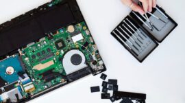 Ilustrasi laptop yang mengalami penurunan performa saat menjalankan banyak tugas sekaligus