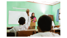 Ilustrasi guru saat mengajar siswa di ruang kelas sebagai gambaran aktivitas pembelajaran di sekolah negeri