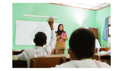 Ilustrasi guru honorer mengajar di kelas sekolah negeri