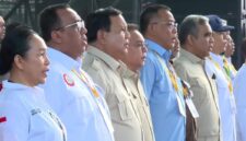 Presiden Prabowo Subianto hadir dalam peringatan Hari Buruh Internasional (May Day) 2026 di Lapangan Monas, Jakarta, didampingi sejumlah pejabat dan disambut antusias oleh massa buruh.