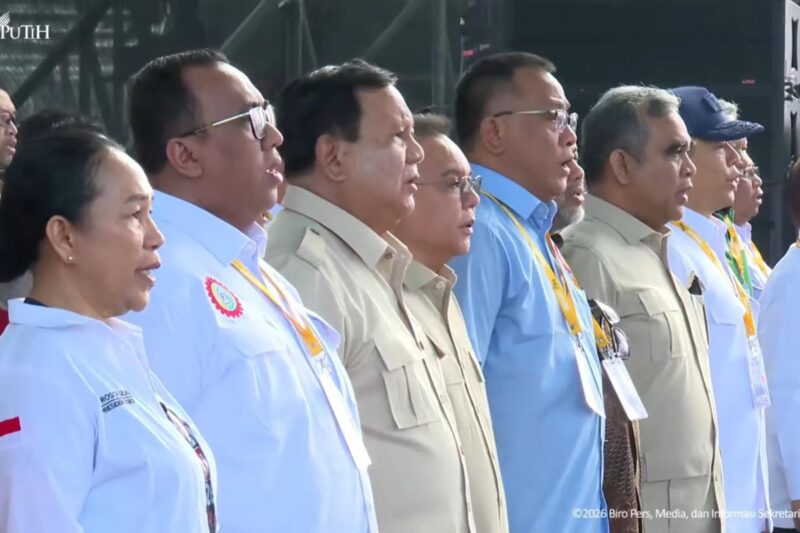 Presiden Prabowo Subianto hadir dalam peringatan Hari Buruh Internasional (May Day) 2026 di Lapangan Monas, Jakarta, didampingi sejumlah pejabat dan disambut antusias oleh massa buruh.