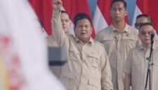 Prabowo Subianto berpidato saat peringatan Hari Buruh 2026 di Monas, Jakarta, menyoroti potongan tarif ojol
