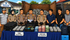 Ilustrasi  polisi menunjukkan barang bukti timah dan uang hasil kejahatan di Bangka