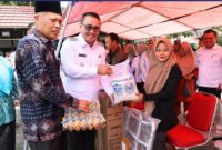 Wali Kota Sungai Penuh Alfin didampingi Wakil Wali Kota Azhar Hamzah menyerahkan bantuan kepada penyandang disabilitas dan lansia di Kantor Dinas Sosial, Rabu (6/5).