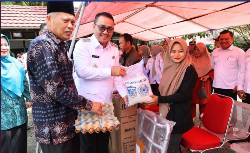 Wali Kota Sungai Penuh Alfin didampingi Wakil Wali Kota Azhar Hamzah menyerahkan bantuan kepada penyandang disabilitas dan lansia di Kantor Dinas Sosial, Rabu (6/5).