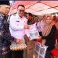 Wali Kota Sungai Penuh Alfin didampingi Wakil Wali Kota Azhar Hamzah menyerahkan bantuan kepada penyandang disabilitas dan lansia di Kantor Dinas Sosial, Rabu (6/5).