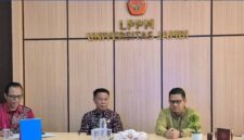 Sekda Sungai Penuh Alpian bersama jajaran Pemkot memantau langsung pelaksanaan Uji Kepatutan dan Kelayakan calon Dewan Pengawas Perumda Tirta Khayangan di LPPM Universitas Jambi, Sabtu (9/5/2026).