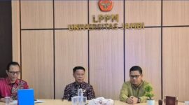 Sekda Sungai Penuh Alpian bersama jajaran Pemkot memantau langsung pelaksanaan Uji Kepatutan dan Kelayakan calon Dewan Pengawas Perumda Tirta Khayangan di LPPM Universitas Jambi, Sabtu (9/5/2026).