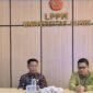 Sekda Sungai Penuh Alpian bersama jajaran Pemkot memantau langsung pelaksanaan Uji Kepatutan dan Kelayakan calon Dewan Pengawas Perumda Tirta Khayangan di LPPM Universitas Jambi, Sabtu (9/5/2026).
