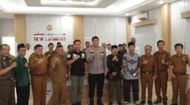 Petugas Densus 88 bersama pemerintah daerah saat sosialisasi penerapan kotak amal berbasis QR barcode di Aula Mapolres Kerinci, Selasa (12/5/2026).