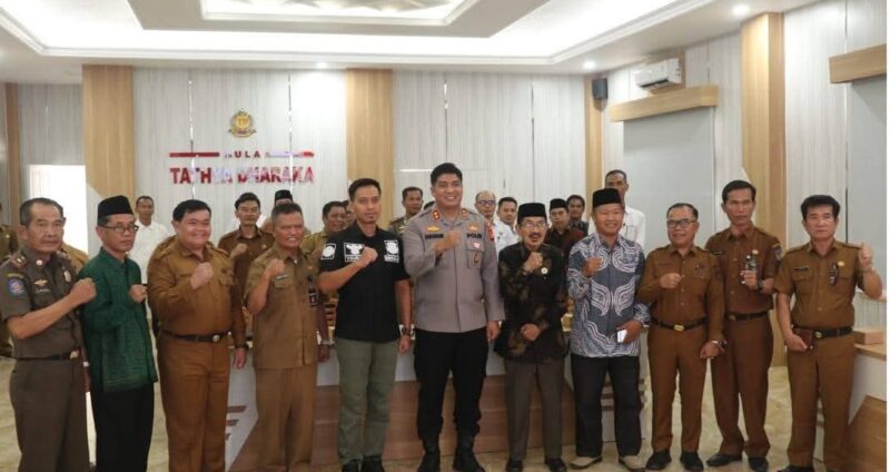 Petugas Densus 88 bersama pemerintah daerah saat sosialisasi penerapan kotak amal berbasis QR barcode di Aula Mapolres Kerinci, Selasa (12/5/2026).