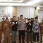 Petugas Densus 88 bersama pemerintah daerah saat sosialisasi penerapan kotak amal berbasis QR barcode di Aula Mapolres Kerinci, Selasa (12/5/2026).