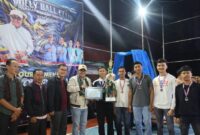 Wali Kota Sungai Penuh Alfin, SH, menyerahkan hadiah kepada pemenang Turnamen Bola Voli Wali Kota Cup 2026 di Desa Pinggir Air, Kecamatan Kumun Debai, Selasa (12/5) malam.