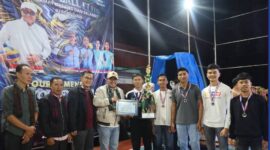 Wali Kota Sungai Penuh Alfin, SH, menyerahkan hadiah kepada pemenang Turnamen Bola Voli Wali Kota Cup 2026 di Desa Pinggir Air, Kecamatan Kumun Debai, Selasa (12/5) malam.