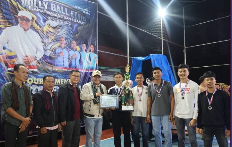 Wali Kota Sungai Penuh Alfin, SH, menyerahkan hadiah kepada pemenang Turnamen Bola Voli Wali Kota Cup 2026 di Desa Pinggir Air, Kecamatan Kumun Debai, Selasa (12/5) malam.