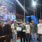 Wali Kota Sungai Penuh Alfin, SH, menyerahkan hadiah kepada pemenang Turnamen Bola Voli Wali Kota Cup 2026 di Desa Pinggir Air, Kecamatan Kumun Debai, Selasa (12/5) malam.