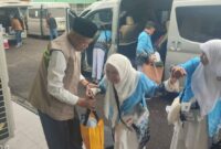 Wawako Sungai Penuh Azhar Hamzah saat menyambut dan meninjau jamaah calon haji di Asrama Haji Jambi, Minggu (17/05).