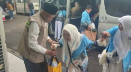Wawako Sungai Penuh Azhar Hamzah saat menyambut dan meninjau jamaah calon haji di Asrama Haji Jambi, Minggu (17/05).