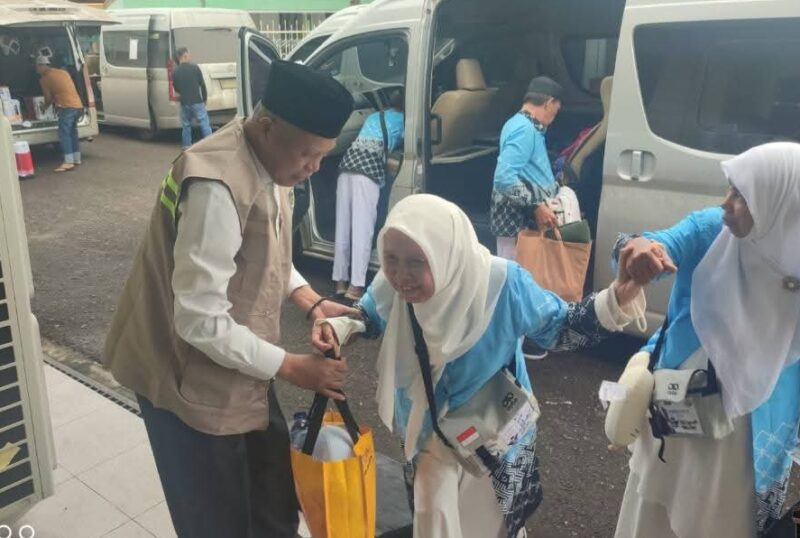 Wawako Sungai Penuh Azhar Hamzah saat menyambut dan meninjau jamaah calon haji di Asrama Haji Jambi, Minggu (17/05).