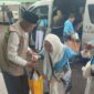 Wawako Sungai Penuh Azhar Hamzah saat menyambut dan meninjau jamaah calon haji di Asrama Haji Jambi, Minggu (17/05).