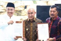 Wali Kota Sungai Penuh bersama Bupati Bungo dan Bupati Kerinci saat membahas pembukaan rute penerbangan Batik Air Muara Bungo–Jakarta, Jumat (29/5).(fhoto :Prokopim Kota Sungai Penuh)