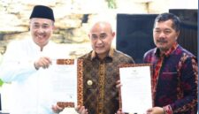 Wali Kota Sungai Penuh bersama Bupati Bungo dan Bupati Kerinci saat membahas pembukaan rute penerbangan Batik Air Muara Bungo–Jakarta, Jumat (29/5).(fhoto :Prokopim Kota Sungai Penuh)