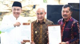 Wali Kota Sungai Penuh bersama Bupati Bungo dan Bupati Kerinci saat membahas pembukaan rute penerbangan Batik Air Muara Bungo–Jakarta, Jumat (29/5).(fhoto :Prokopim Kota Sungai Penuh)