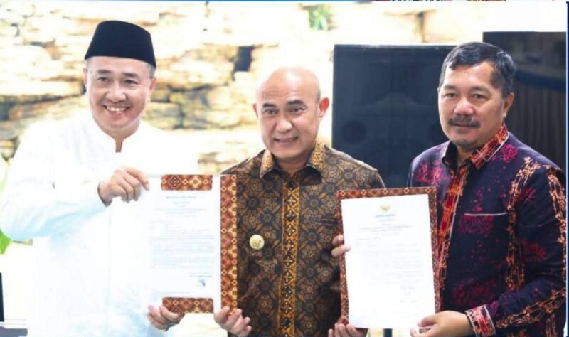 Wali Kota Sungai Penuh bersama Bupati Bungo dan Bupati Kerinci saat membahas pembukaan rute penerbangan Batik Air Muara Bungo–Jakarta, Jumat (29/5).(fhoto :Prokopim Kota Sungai Penuh)