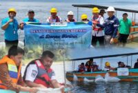 Berikut beberapa pilihan keterangan foto yang singkat dan informatif:

Bupati Kerinci Monadi bersama PT KMH menebarkan ikan endemik di Danau Kerinci, Rabu (11/2/2026).