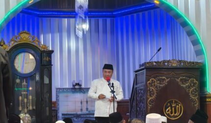 Wali Kota Sungai Penuh Alfin mengumumkan sapi kurban Presiden Prabowo di Masjid Raya
