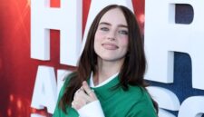Billie Eilish menunjukkan ekspresi gemas ketika mengetahui arti julukan “Teteh Elis” dari fans Indonesia saat wawancara promosi film konsernya