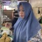 Bude Puji melayani pembeli sekaligus membagikan nasi gratis kepada penumpang dan pedagang di Pelabuhan Bakauheni.