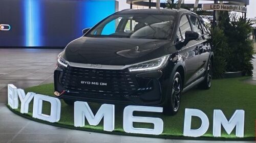 BYD M6 Cross mengusung teknologi PHEV dengan klaim efisiensi bahan bakar hingga 65 km per liter.