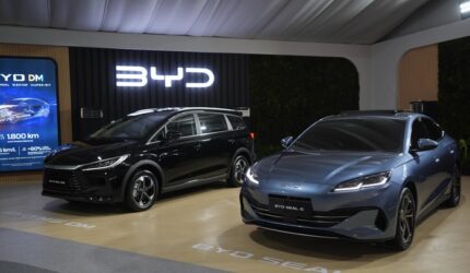 Suasana BYD Tech Culture Fest 2026 di GBK Jakarta dengan pengunjung mencoba kendaraan listrik