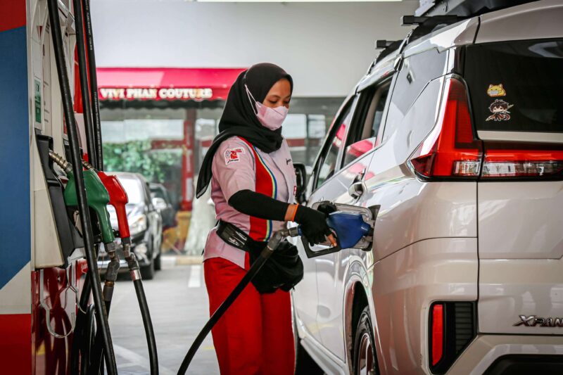 Petugas SPBU melakukan pengisian salah satu kendaraan. (Foto: Pertamina)