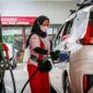 Petugas SPBU melakukan pengisian salah satu kendaraan. (Foto: Pertamina)