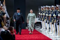 Presiden Prabowo Subianto bersama Ketua DPR RI Puan Maharani berjalan di karpet merah saat menghadiri acara kenegaraan dengan sambutan pasukan kehormatan.