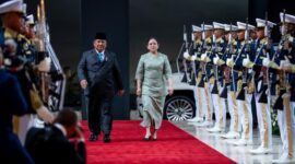 Presiden Prabowo Subianto bersama Ketua DPR RI Puan Maharani berjalan di karpet merah saat menghadiri acara kenegaraan dengan sambutan pasukan kehormatan.