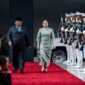 Presiden Prabowo Subianto bersama Ketua DPR RI Puan Maharani berjalan di karpet merah saat menghadiri acara kenegaraan dengan sambutan pasukan kehormatan.