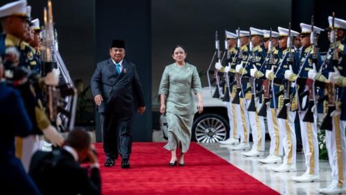 Presiden Prabowo Subianto bersama Ketua DPR RI Puan Maharani berjalan di karpet merah saat menghadiri acara kenegaraan dengan sambutan pasukan kehormatan.