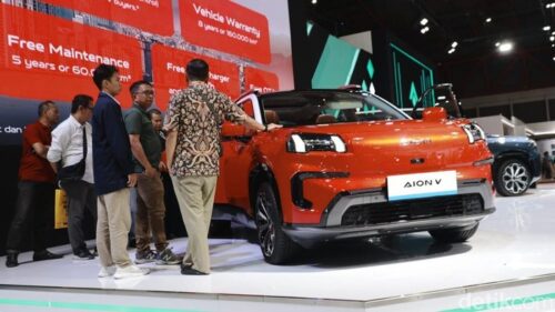 Kenaikan harga BBM mendorong masyarakat mempertimbangkan penggunaan mobil listrik yang lebih hemat