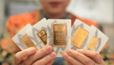 Harga emas Antam naik Rp30.000 per gram menjadi Rp2.803.000 pada perdagangan Senin (25/5/2026).(Foto: ANTARA FOTO/Reno Esnir)