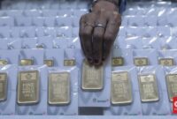 Harga emas Antam turun pada perdagangan Senin (18/5), sementara harga buyback ikut melemah.