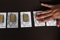 Harga emas Antam turun mengikuti pelemahan emas dunia di tengah konflik Timur Tengah.