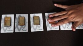 Harga emas Antam turun mengikuti pelemahan emas dunia di tengah konflik Timur Tengah.