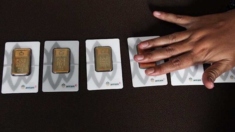 Harga emas Antam turun mengikuti pelemahan emas dunia di tengah konflik Timur Tengah.