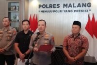 Kapolres Malang AKBP Muhammad Taat Resdi memberikan keterangan pers terkait penetapan empat tersangka kasus penyerangan wisatawan di Mapolres Malang.