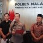 Kapolres Malang AKBP Muhammad Taat Resdi memberikan keterangan pers terkait penetapan empat tersangka kasus penyerangan wisatawan di Mapolres Malang.